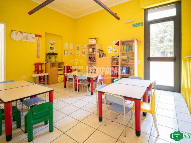 Locale Commerciale in vendita a Albiate, Lombardia