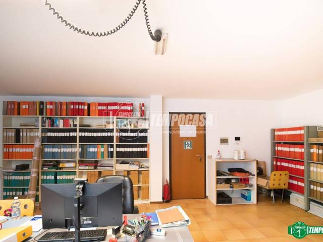 Locale Commerciale in vendita a Albiate, Lombardia