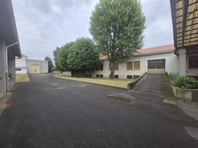 Locale Commerciale in vendita a Albiate, Lombardia