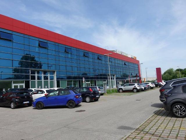Locale Commerciale in vendita a Albignasego, Sant'Agostino