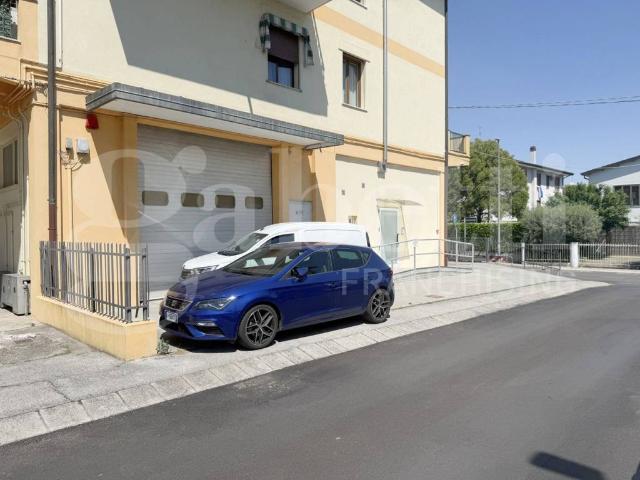 Locale Commerciale in vendita a Albignasego, Veneto