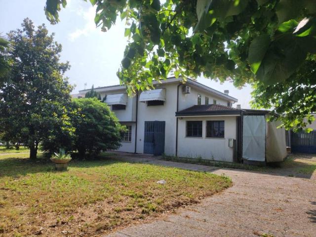Locale Commerciale in vendita a Albignasego, Veneto