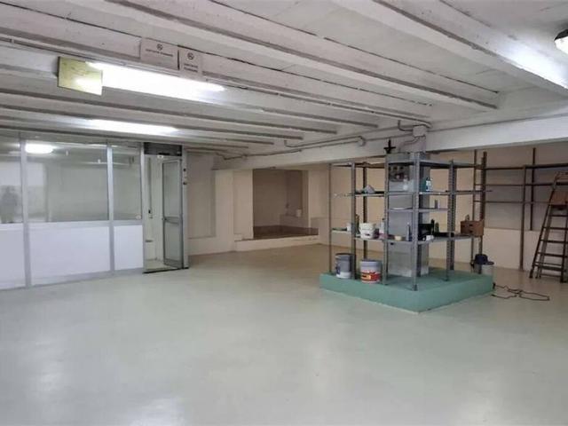 Locale Commerciale in vendita a Albignasego, Sant'Agostino