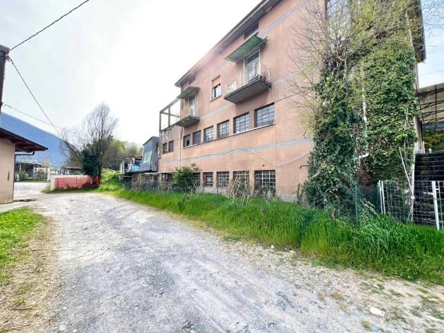 Locale Commerciale in vendita a Albino, Lombardia