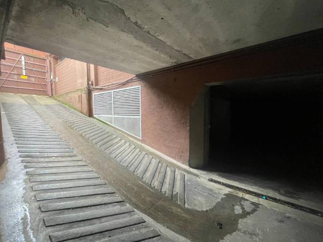 Locale Commerciale in vendita a Desenzano al Serio, Albino