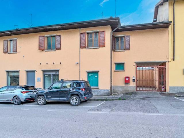 Locale Commerciale in vendita a Albino, Lombardia