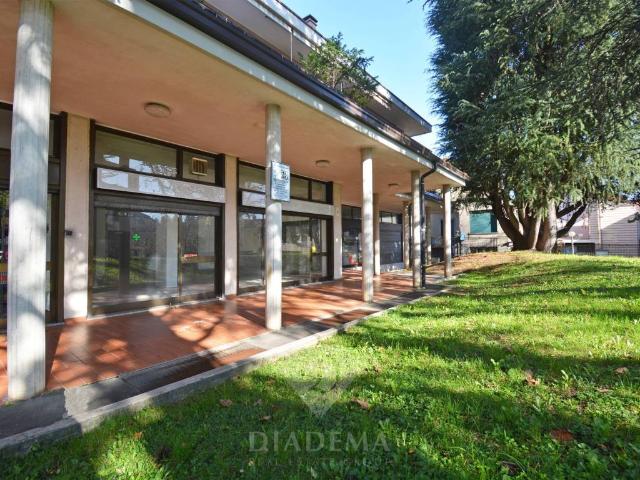 Locale Commerciale in vendita a Albizzate, Lombardia