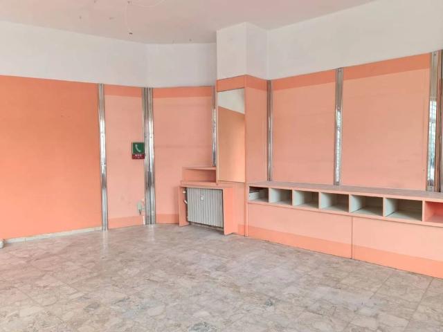 Locale Commerciale in vendita a Alessandria