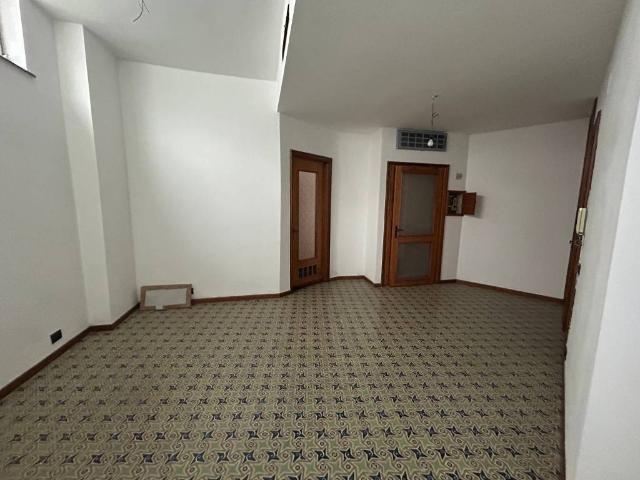 Locale Commerciale in vendita a Piemonte, Alessandria