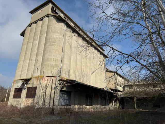 Locale Commerciale in vendita a Piemonte, Alessandria