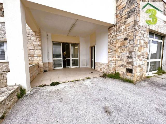 Locale Commerciale in vendita a Puglia, Lecce