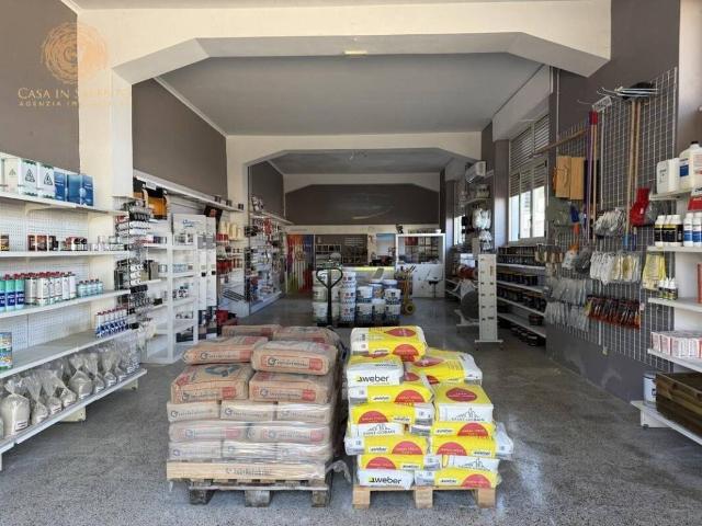 Locale Commerciale in vendita a Puglia, Lecce