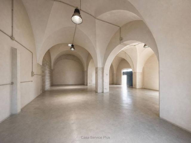 Locale Commerciale in vendita a Puglia, Lecce