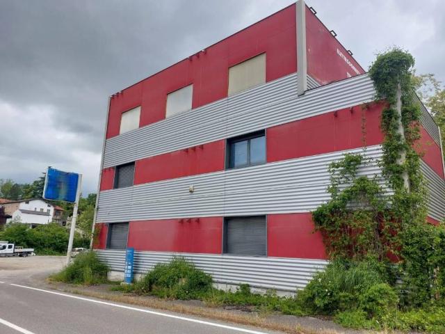 Locale Commerciale in vendita a Alta Val Tidone, Caminata