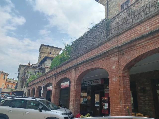 Locale Commerciale in vendita a Alta Val Tidone, Nibbiano