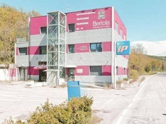 Locale Commerciale in vendita a Alta Val Tidone, Nibbiano