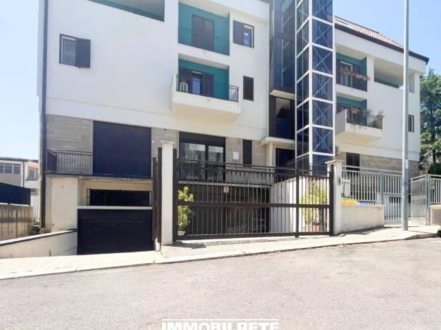 Locale Commerciale in vendita a Puglia, Bari