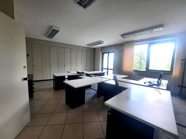 Locale Commerciale in vendita a Puglia, Bari