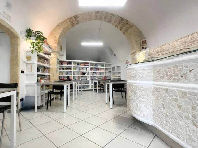 Locale Commerciale in vendita a Puglia, Bari