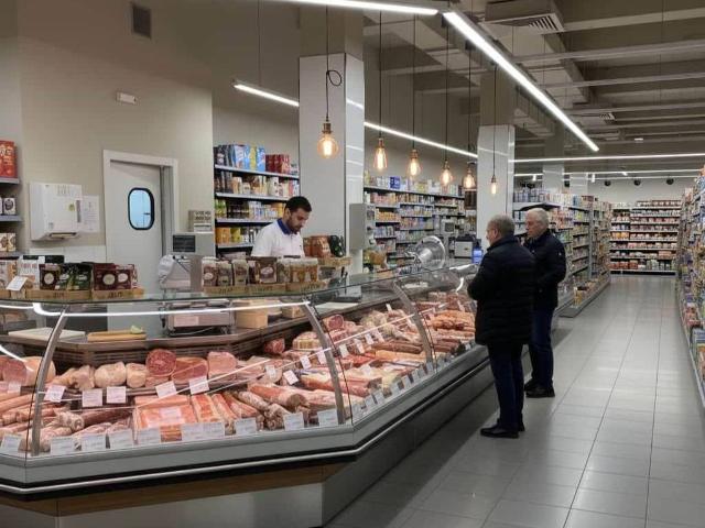 Locale Commerciale in vendita a Puglia, Bari