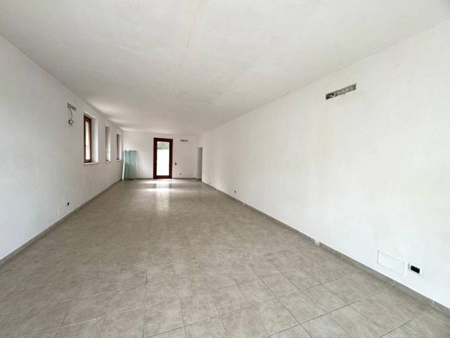 Locale Commerciale in vendita a Marche, Fermo