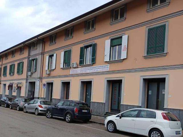 Locale Commerciale in vendita a Rasignano, Alvignano