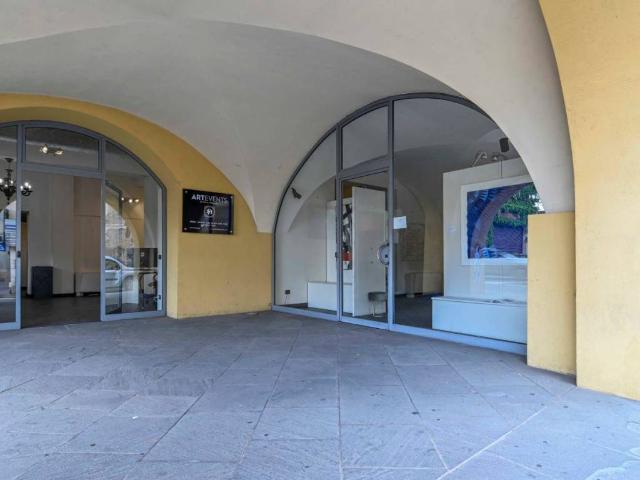 Locale Commerciale in vendita a Alzano Lombardo, Lombardia