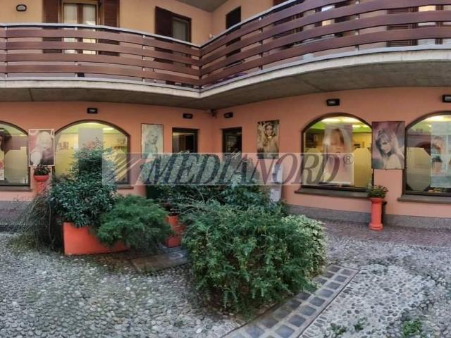 Locale Commerciale in vendita a Alzano Lombardo, Lombardia