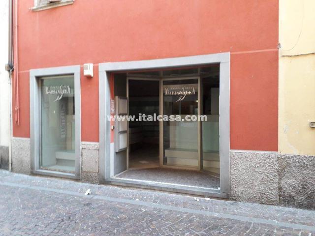 Locale Commerciale in vendita a Alzano Lombardo, Lombardia