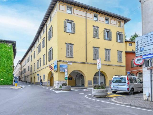 Locale Commerciale in vendita a Alzano Lombardo, Lombardia
