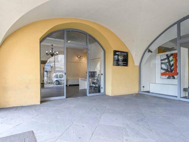 Locale Commerciale in vendita a Alzano Lombardo, Lombardia