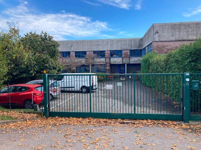 Locale Commerciale in vendita a Verzago, Alzate Brianza