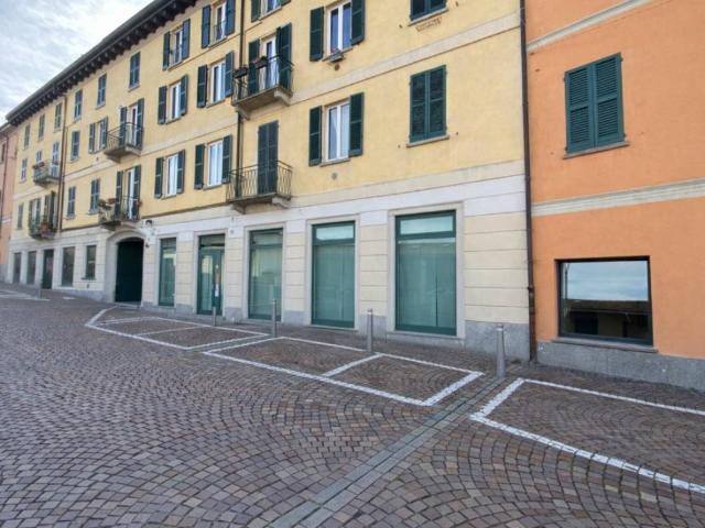 Locale Commerciale in vendita a Alzate Brianza, Lombardia