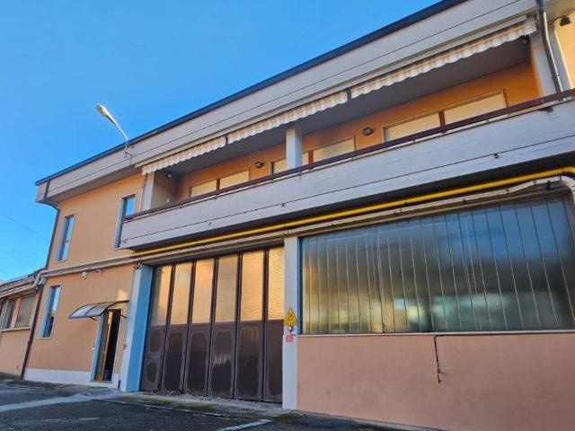 Locale Commerciale in vendita a Ambivere, Lombardia