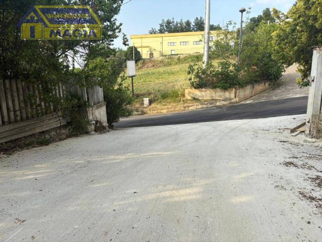 Locale Commerciale in vendita a Unione dei Comuni della Val Vibrata, Ancarano