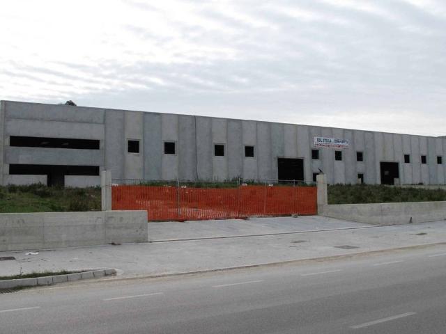Locale Commerciale in vendita a Unione dei Comuni della Val Vibrata, Ancarano