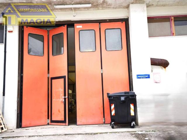 Locale Commerciale in vendita a Unione dei Comuni della Val Vibrata, Ancarano