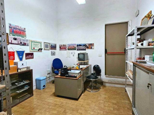 Locale Commerciale in vendita a Marche, Ancona