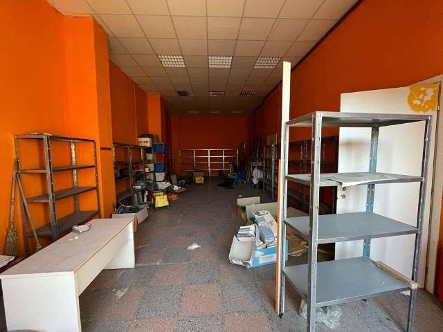 Locale Commerciale in vendita a Baraccola Ovest, Marche