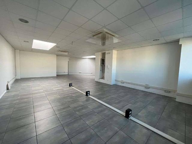 Locale Commerciale in vendita a Baraccola Ovest, Marche