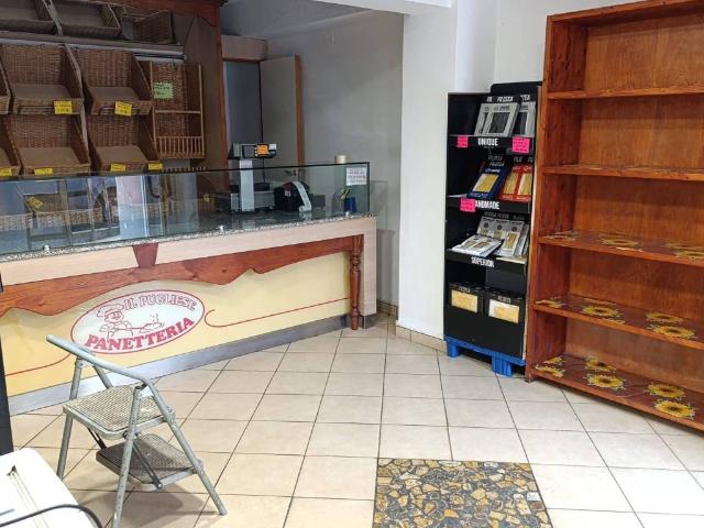 Locale Commerciale in vendita a Pinocchio, Ancona