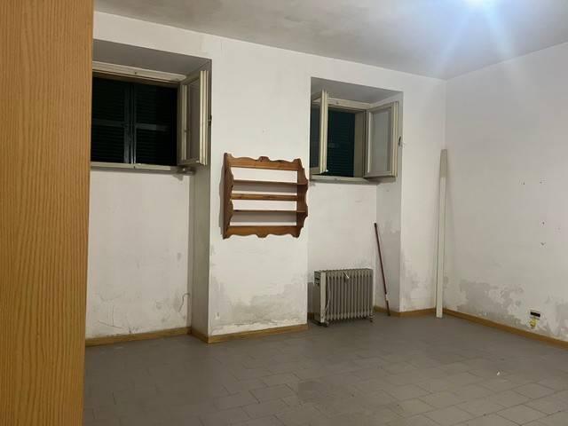 Locale Commerciale in vendita a Capodimonte, Marche