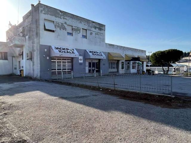 Locale Commerciale in vendita a Baraccola Ovest, Marche