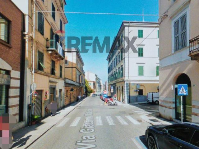 Locale Commerciale in vendita a Cardeto, Marche