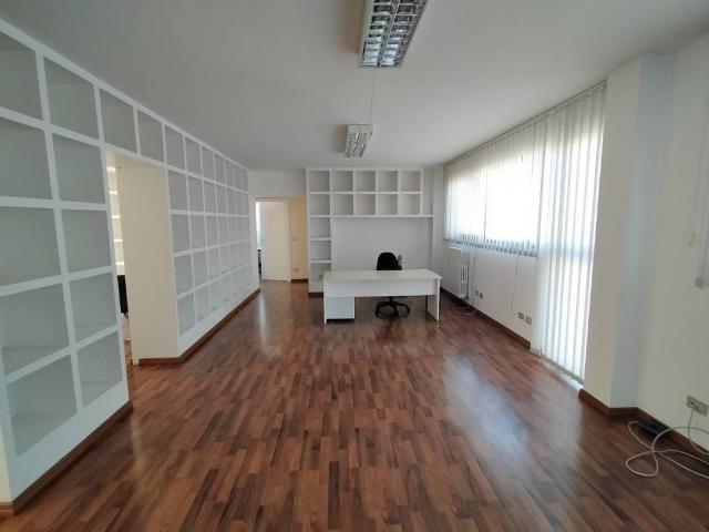 Locale Commerciale in vendita a Marche, Ancona