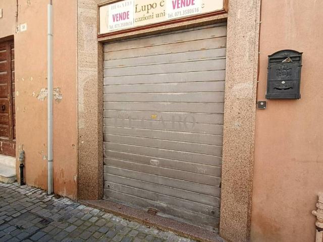 Locale Commerciale in vendita a Cardeto, Marche