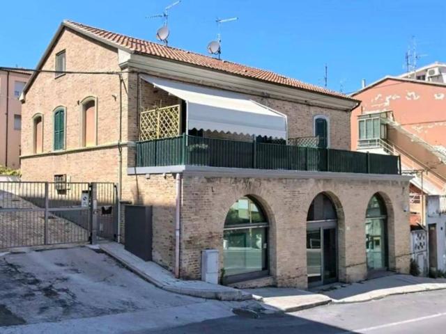 Locale Commerciale in vendita a Palombare, Marche