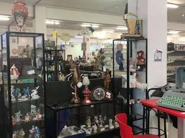Locale Commerciale in vendita a Palombare, Marche