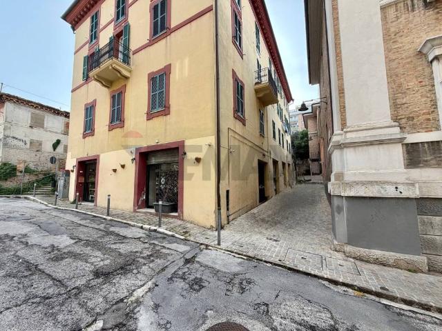 Locale Commerciale in vendita a Santo Stefano, Marche