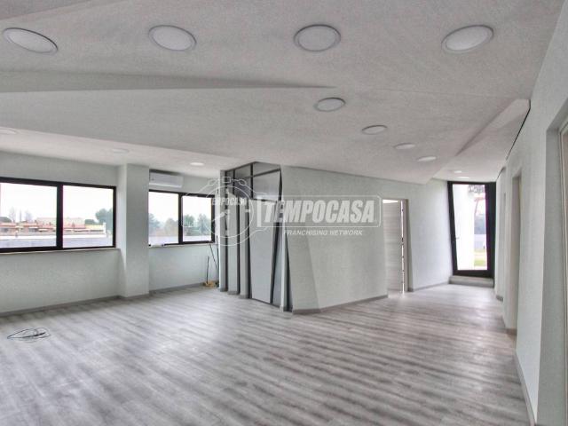 Locale Commerciale in vendita a Baraccola Ovest, Marche